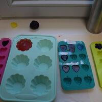 Verschiedene Formen für die Seife stehen zum Füllen bereit.