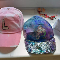 Die Kinder färben ihre Baseballkappen nach eigenen Vorstellungen.