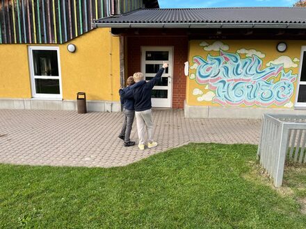 Das Chillhouse hat wieder geöffnet! Für alle Besucherinnen und Besucher ab sechs Jahren, die Lust auf Spiel, Austausch und Chillen haben.“