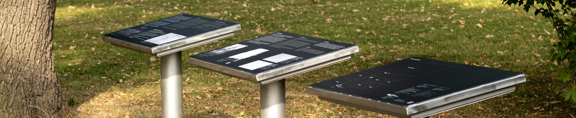 Die Pulte informieren über den Gedenkort Westerholz.