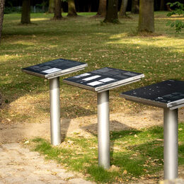 Die Pulte informieren über den Gedenkort Westerholz.