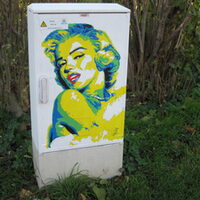Marilyn Monroe steht am Pappeldamm 1 (vor der Bushaltestelle)