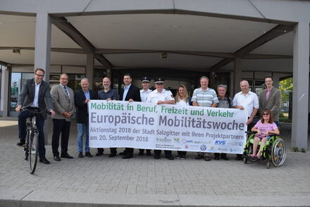 Stellten das Programm des Mobilitätstages vor: (von links) Stadtbaurat Michael Tacke (Stadt Salzgitter), Matthias Giffhorn (WEVG), Michael Buntfusz (Leiter Fachgebiet Umwelt, Stadt Salzgitter), Prof. Sven Strube (Ostfalia Hochschule), Ralf Hauer (VW Salzgitter), Andreas Kelm (Polizeiinspektion Salzgitter, Peine, Wolfenbüttel), Frank Steinke (Polizeiinspektion Salzgitter, Peine Wolfenbüttel), Ramona Durke