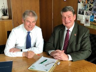 Oberbürgermeister Frank Klingebiel (links) und WIS-Geschäftsführer Thomas Wetzel.