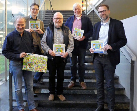 Stellten die neue Klimaschutzbroschüre vor (von links): Michael Buntfusz, Fachgebietsleiter im Fachdienst Stadtplanung, Umwelt, Bauordnung und Denkmalschutz; Jan Holzenbecher, Klimaschutzmanager der Stadt Salzgitter, Lutz Wedel, Reinhard Voges, und Stadtbaurat Michael Tacke. (Foto: Stadt Salzgitter)