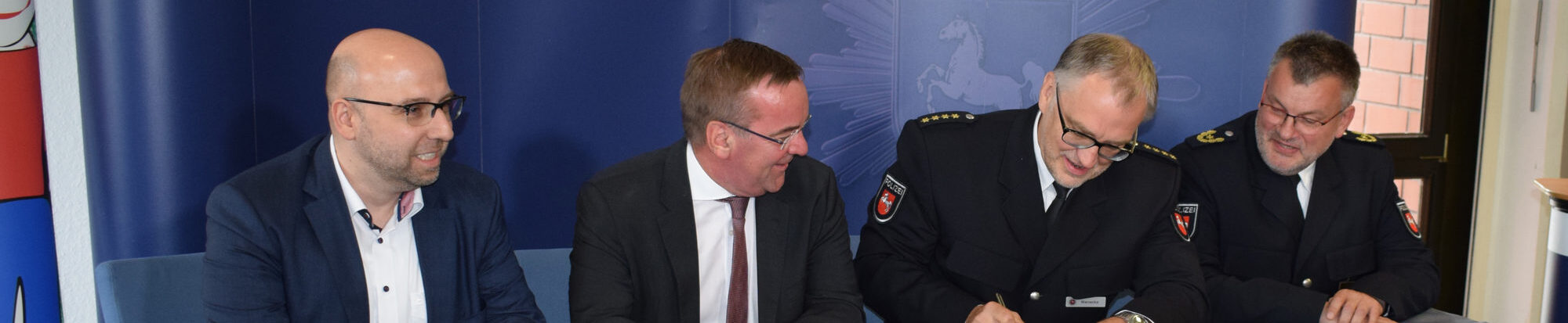 Bild der Unterzeichnung der Sicherheitspartnerschaft. (von links nach rechts): Stadtrat Eric Neiseke (Dezernent für Finanzen, Sicherheit und Recht der Stadt Salzgitter), Boris Pistorius (Niedersächsischer Minister für Inneres und Sport), Leitender Kriminaldirektor Volker Warnecke (Leiter der Polizeiinspektion SZ/PE/WF) und Roger Fladung (Vizepräsident der Polizeidirektion Braunschweig)