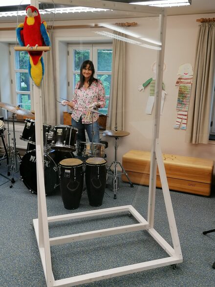 Barbara Rother, die stellvertretende Leiterin der Musikschule, hinter einer Plexiglasscheibe.