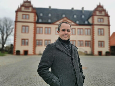 Arne Homann steht vor Schloss Salder.