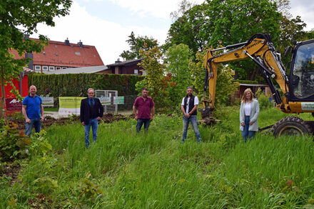 Freuen sich über den Startschuss für den Pädagogischen Stadtteilgarten (von links): Dennis Gläser (Leiter des Evangelischen Familienzentrums KunterBund), Dr. Holger Müller von van der Horst, Dirk Heselschwerdt (Norddeutscher Landschaftsbau), Robert Kusmierczyk (AL-PS Steel GmbH) und Bonny Reinbeck vom Bonny Reinbeck vom Referat für Stadtumbau und Soziale Stadt.