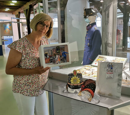 Museumspädagogin Christine Kellner-Depner präsentiert das neue Kinder-Angebot zur Sonderausstellung „Freunde – Helfer – Straßenkämpfer“.