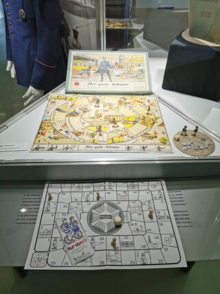 Das Schupo-Würfelspiel „Auf geht’s“ mit vielen bekannten Bauwerken aus Salzgitter! Darüber das Original von 1926.