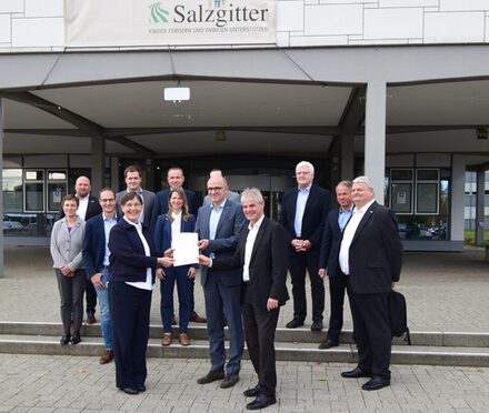 Die Projektpartner stehen vor dem Rathaus in Salzgitter.