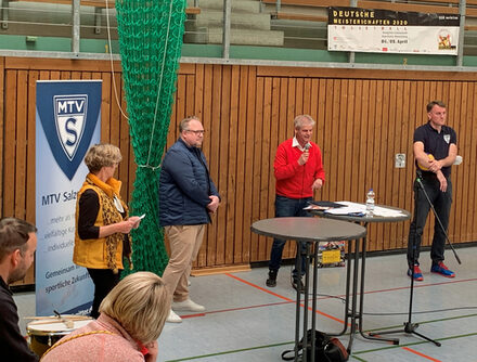 Oberbürgermeister begrüßt die sportlichen Gäste mit Jens Wolfgram, dem ersten Vorsitzende des MTV Salzgitter, und Mike Münkel, Referent Unternehmenskommunikation und Marketing Helios Klinikum Salzgitter.