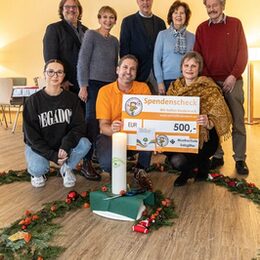 Spendenübergabe mit Praktikantin Jolie Janecek, Fachdienstleiter Hartmut Schölch, Christiane Voß und Thomas Wolf vom Verein „Wir helfen Kindern“, Kulturdezernent Jan Erik Bohling, Gabriele Grabenhorst (Schriftführerin Hospiz-Initiative), Musikschulleiterin Sabine Petter und Heribert Pietschmann (stellv. Vorsitzender Hospiz-Initiative).