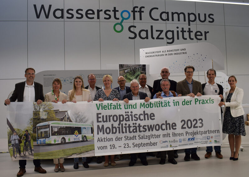 Stadtbaurat Michael Tacke (links) mit den Projektmitgliedern der Europäischen Mobilitätswoche.