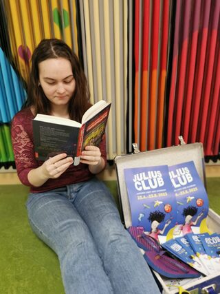 Ein Mädchen liest ein Buch