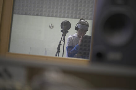 Rapperin in einem Tonstudio.