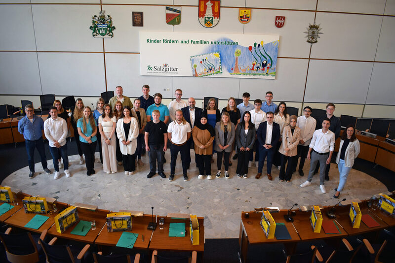 Willkommen im Ratssaal des Rathauses: Die neuen Nachwuchskräfte wurden von Eric Neiseke, Erster Stadtrat der Stadt Salzgitter (Mitte), Sandy Hagenah, Leiterin des Fachdienstes Personal und Organisation (rechts), Nick Jahn, Leiter des Fachgebietes Personalentwicklung, Aus- und Fortbildung (zweiter von links), Ausbildungsleiter Matthias Weber (links) und Chiara Wollenweber, Ausbildungsbeauftragte der Stadt Salzgitter (dritte von links), begrüßt.