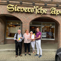 Hans Werner Eisfeld (links), Felizitas Ding und Ingrid Müller (dritte von links) überreichten das Zertifikat an Adrian Sievers , Inhaber der Sievers`sche Apotheke.