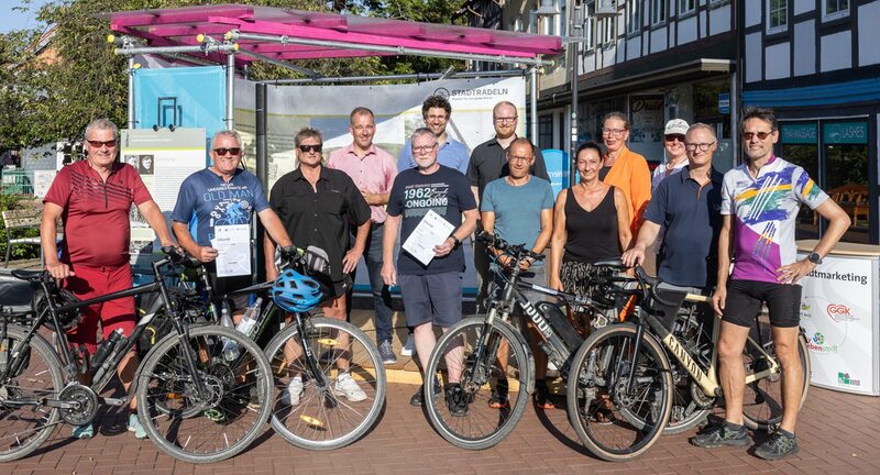 hinten von links: Zweiter Bürgermeister Christian Striese, Dr. Björn Gläser, Sebastian Vogt, Nicole Mölling, Daniela Happ mit (vorne) der Gewinnerin und den Gewinnern des STADTRADELN Salzgitter.