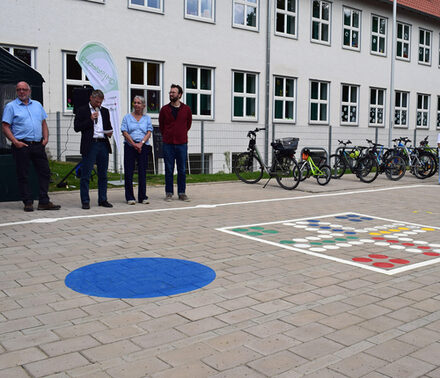 Stefan Klein, Erster Bürgermeister der Stadt Salzgitter (Mitte), begrüßte im Namen von Oberbürgermeister Frank Klingebiel, dem Rat der Stadt und der Verwaltung die Gäste. Er bedankte sich bei Quartiersmanagerin Sabine Naats, Quartiersmanager Max Grafinger und Andreas Bittner, Leiter des Referats für Soziale Stadt und Stadtumbau (links) für die Organisation und den Einsatz für Steterburg.
