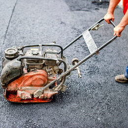 Den Sommer und insbesondere die Sommerferien, die am 3. Juli beginnen, nutzt die Stadtverwaltung zur Durchführung zahlreicher Bau- und Sanierungsmaßnahmen an Gebäuden und für Straßenbaumaßnahmen.