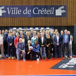 Mannschaftsfoto mit der Handballmannschaft von US Creteil