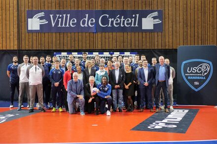Mannschaftsfoto mit der Handballmannschaft von US Creteil
