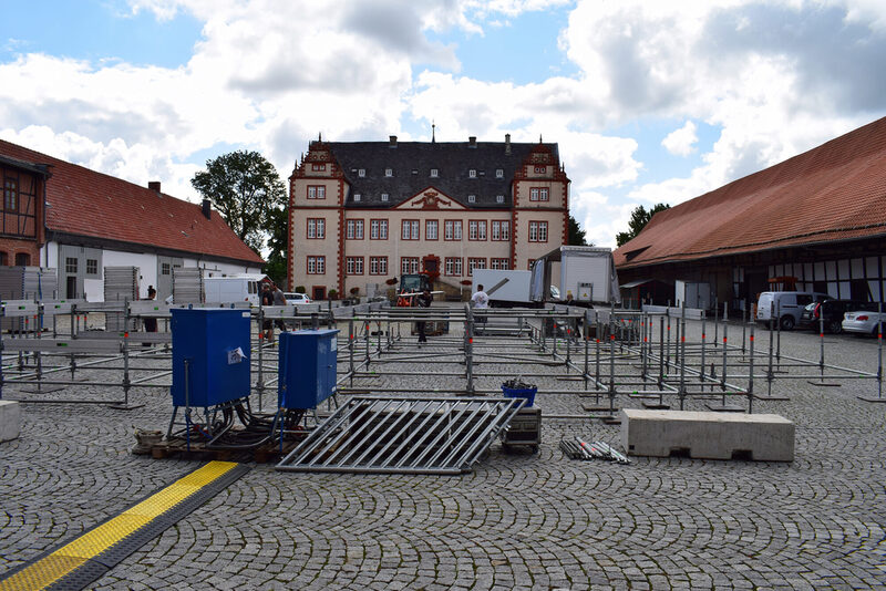 Noch ist nicht viel von der Bühne zu sehen, auf der Versengold, Alex Christensen und Max Mutzke an diesem Wochenende spielen werden.