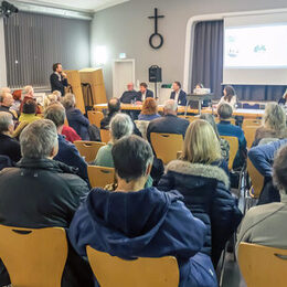 Stadtbaurat Michael Tacke (sitzend dritter von links), Andreas Bittner, Leiter des Referats Stadtumbau und Soziale Stadt (sitzend links), Quartiersmanager Maximilian Grafinger (stehend links) sowie die beteiligten Planungsbüros informierten über die drei in den nächsten zwei Jahren geplanten Baumaßnahmen in Steterburg.