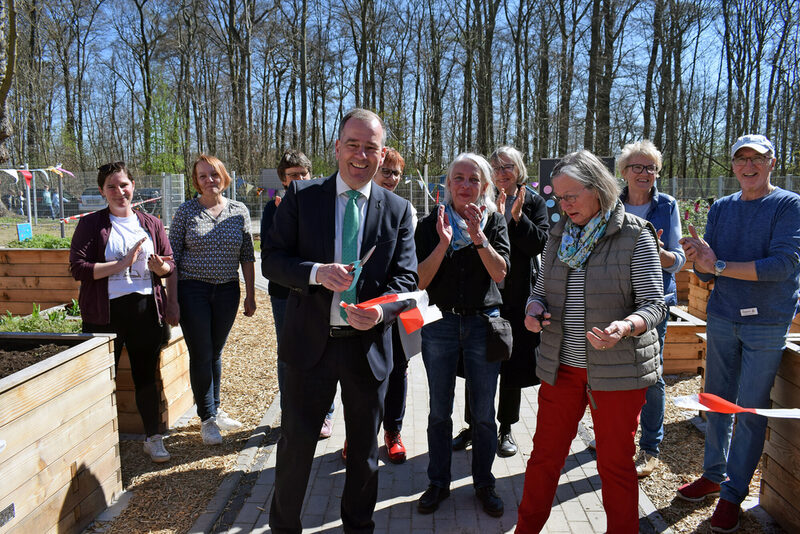 Christian Striese, Zweiter Bürgermeister der Stadt Salzgitter, eröffnet mit anderen Engagierten aus Steterburg offiziell den Akteursgarten.