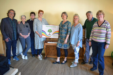 Spendenübergabe für einen guten Zweck (von links): Hartmut Schölch, Fachdienstleiter Kultur der Stadt Salzgitter, Angelika Fiegen, Mitglied des Vorstandes; Carmen Schlechtweg und Ines Bähr-Vogt von der Kinder- und Jugendtrauerarbeit der Hospiz-Initiative (HIS); Sabine Petter, Leiterin der Musikschule der Stadt Salzgitter; Christine Fritsche, Koordinatorin der HIS; Heribert Pietschmann, 1. Vorsitzender der Hospiz-Initiative und Stefanie Hiller, Dozentin in der Musikschule.