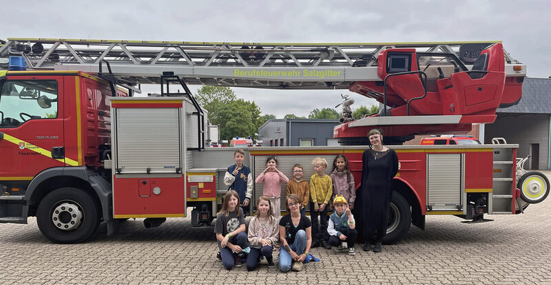 Gute Stimmung trotz Regens: (obere Reihe) Ian Bansen, Aaliyah Gül, Milow Voitel, Nick Stolze, Mira Sahin und (untere Reihe) Paula Busch, Lea Busch, Lynn Bansen und Elijah Rodemeyer sowie Betreuerin Hannah Pottrick erlebten einen spannenden Ausflug bei der Berufsfeuerwehr Salzgitter.