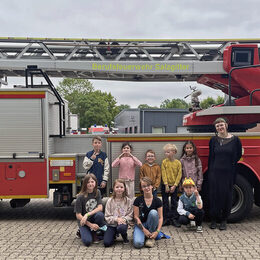 Gute Stimmung trotz Regens: (obere Reihe) Ian Bansen, Aaliyah Gül, Milow Voitel, Nick Stolze, Mira Sahin und (untere Reihe) Paula Busch, Lea Busch, Lynn Bansen und Elijah Rodemeyer sowie Betreuerin Hannah Pottrick erlebten einen spannenden Ausflug bei der Berufsfeuerwehr Salzgitter.