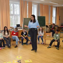Referentin Stefanie Segatz im Gedankenflieger-Gespräch mit den Kindern der 3b der Grundschule Steterburg.