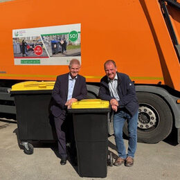 Oberbürgermeister Frank Klingebiel und Betriebsleiter Dietrich Leptien stellen die neuen Behälter vor