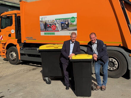 Oberbürgermeister Frank Klingebiel und Betriebsleiter Dietrich Leptien stellen die neuen Behälter vor