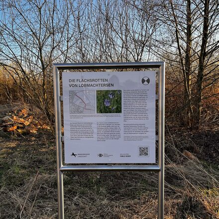 Die Hinweistafel zu den Flachsrotten in Lobmachtersen