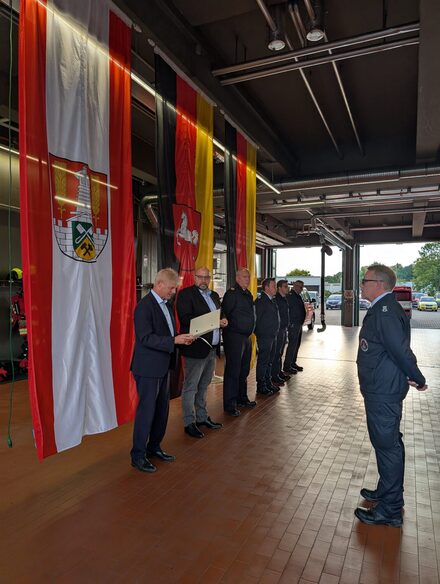 Oberbürgermeister Frank Klingebiel überreicht Ehrennadeln