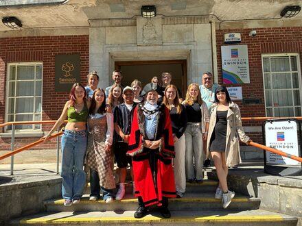 Gruppenbild: Die Gruppe zu Gast in der Partnerstadt Swindon beim Swindon Borough Council