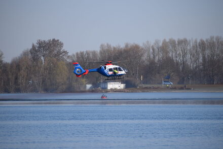Hubschrauber beim Wasser holen