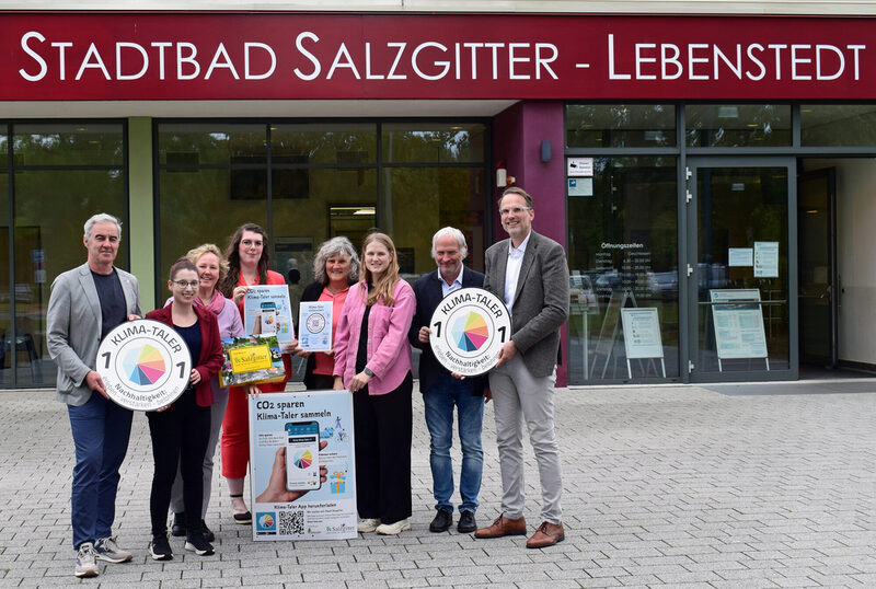 Engagiert für den Klima-Taler (von links): Ralf Sygusch (Verbandsdirektor Regionalverband Großraum Braunschweig), Katharina Migyu (Klimaschutzmanagerin Stadt Salzgitter), Daniela Happ (Tourismusförderung & Tourist Info Salzgitter / WIS Salzgitter), Johanna Denecke (Brillen Shop Johanna Denecke (Salzgitter-Bad)), Annette Schudrowitz (Geschäftsführerin der Bäder-, Sport- und Freizeit GmbH), Viviane Bröker (Klimaanpassungsmanagerin Stadt Salzgitter), Michael Buntfusz (Leiter des Fachgebietes Umwelt Stadt Salzgitter), Michael Tacke (Stadtrat für Bauen, Stadtplanung, Verkehr und Umwelt Stadt Salzgitter)