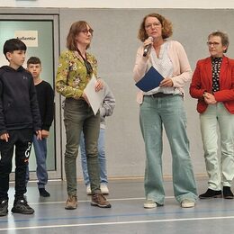 Vierte von rechts: Andrea Gaubatz-Gillmann, Dritte von rechts: Schulleiterin Christel Jamaszyk, Zweite von Rechts: Stadtbibliotheksleiterin Sylvia Fiedler und Dr. Henrik Stehlik (rechts, Stadtbibliothek)