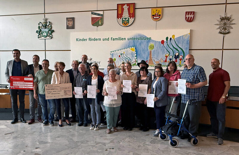 Rund 20 Engagierte haben ihre Qualifizierung als Formularlotse/-in erfolgreich abgeschlossen und erhielten von Stadtrat Dr. Dirk Härdrich ihre Bescheinigung.