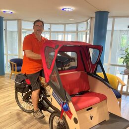 Bild von Mitarbeiter Matthias Graumann, der die Rikscha für die erste Ausfahrt testet