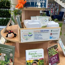 Die Gartensaison startet und die Stadtbibliothek startet mit der Saatgutbibliothek. In allen Zweigstellen gibt es ab sofort Gemüsesamen und dazu Literatur sowie Informationen rund ums Säen und Pflanzen.