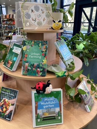 Die Gartensaison startet und die Stadtbibliothek startet mit der Saatgutbibliothek. In allen Zweigstellen gibt es ab sofort Gemüsesamen und dazu Literatur sowie Informationen rund ums Säen und Pflanzen.