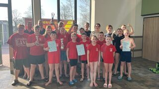 Die Sieger der Jugendfeuerwehr Gotha und die Drittplatzierten der Gruppe aus Calbecht/Bad.