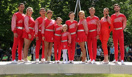 Die Gruppe der Hochseilshow der Geschwister Weisheit