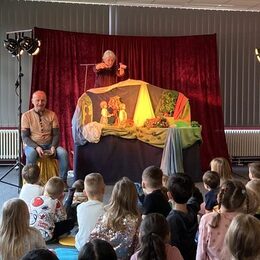 Die Kindergartenkinder hatten Spaß mit der Märchenbühne beim Abschluss des Projektes „WortStark“ in der Stadtbibliothek am Fredenberg.